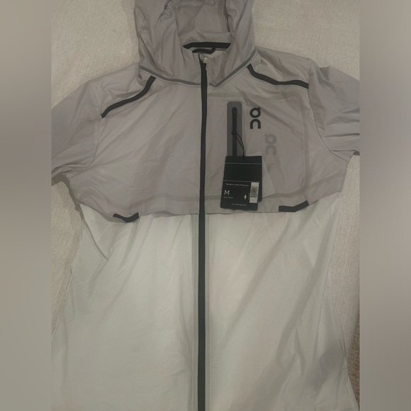 NWT On cloud windbreaker - Picture 2 of 5